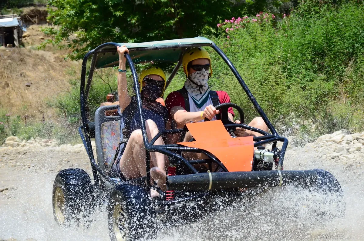 Sulu parkurda buggy safari yapan iki misafir
