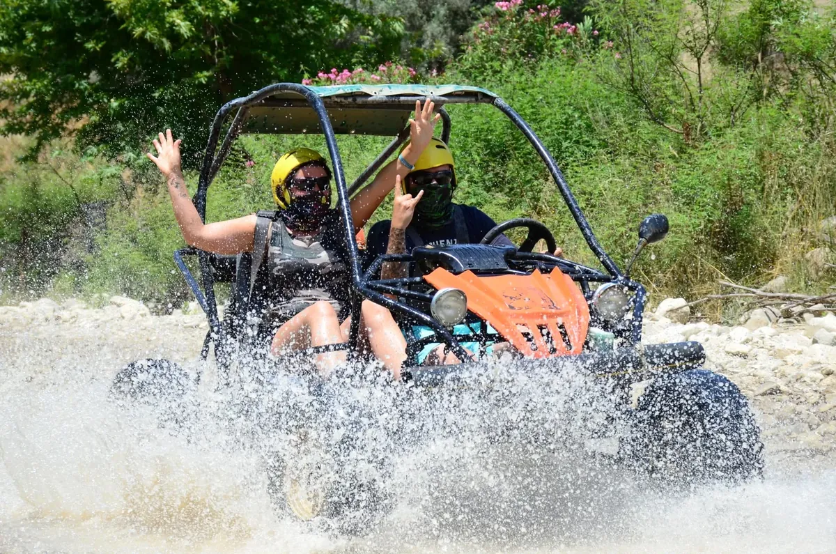 Buggy safari sulu parkurunda eğlenen misafirler