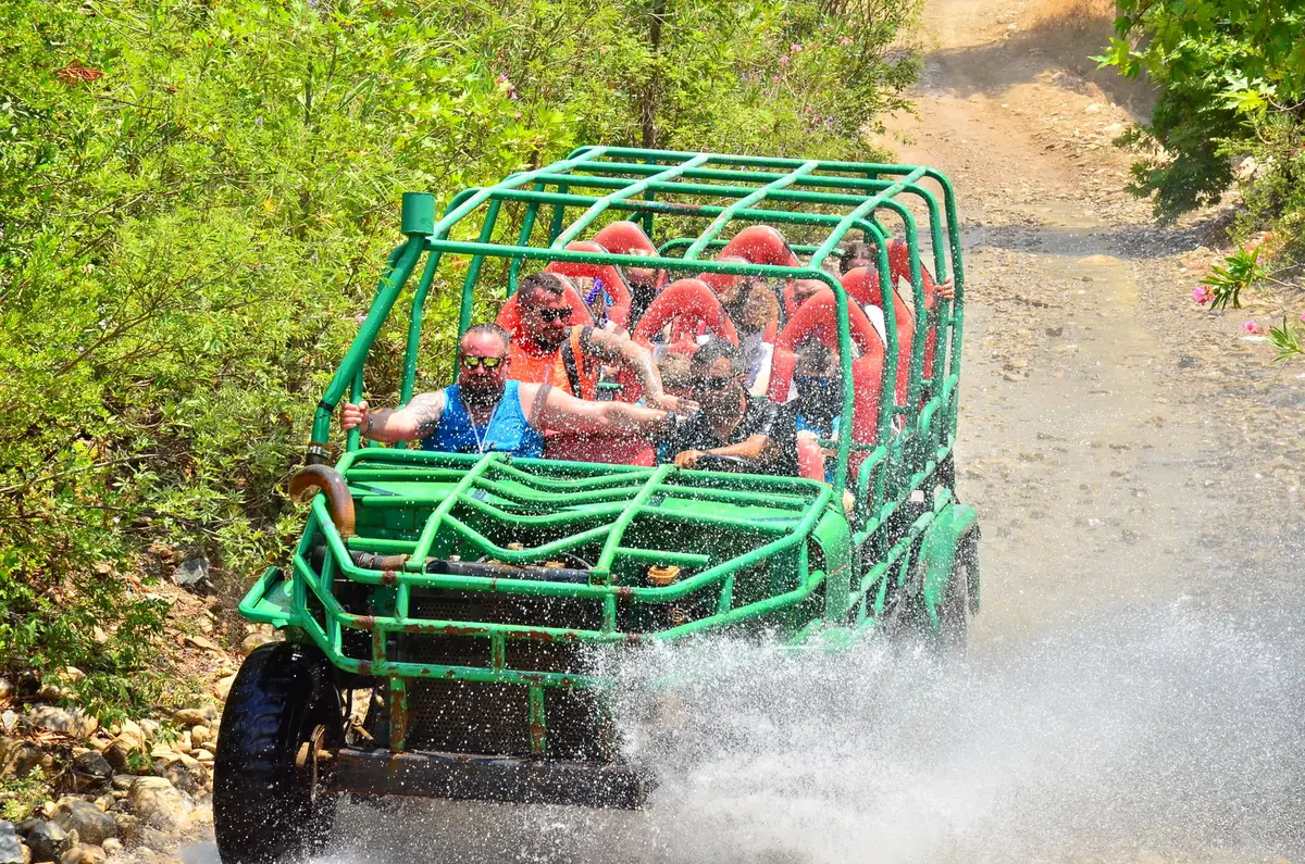 Buggy safari aracının sulu parkurdan geçtiği an