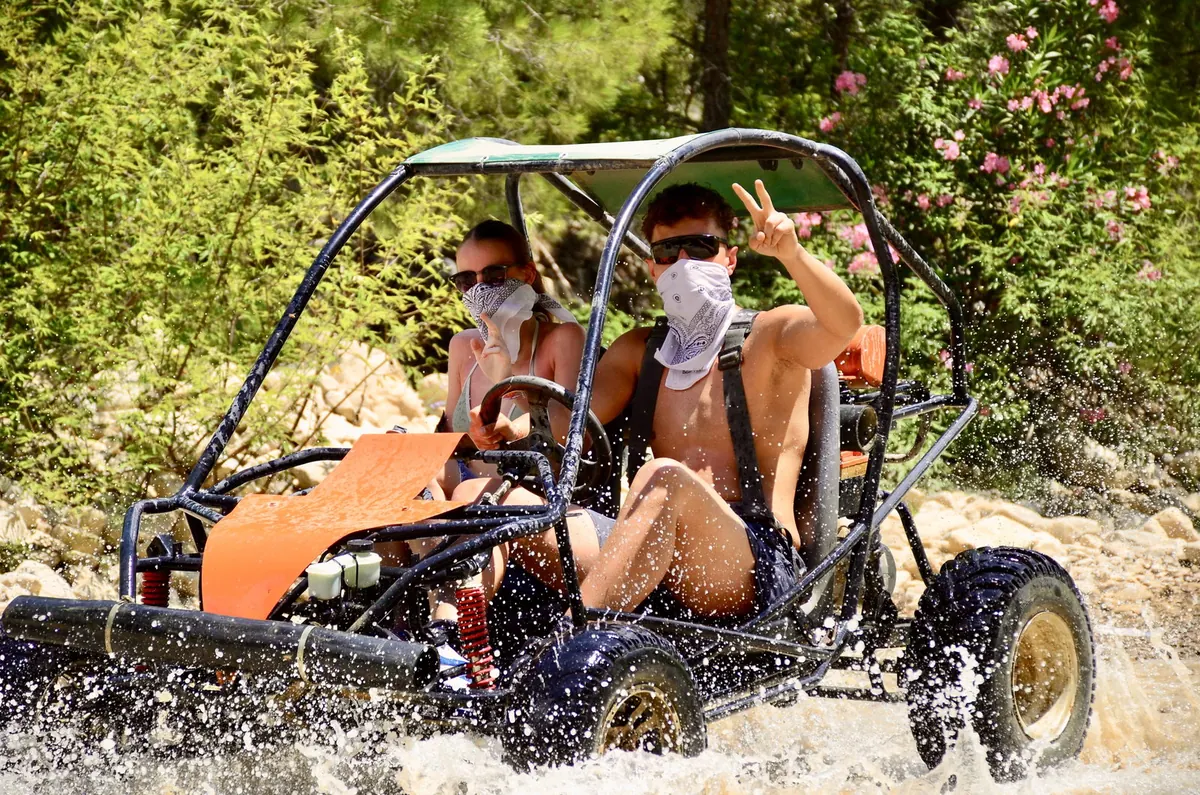 Buggy safari parkurunda beraber ilerleyen çift