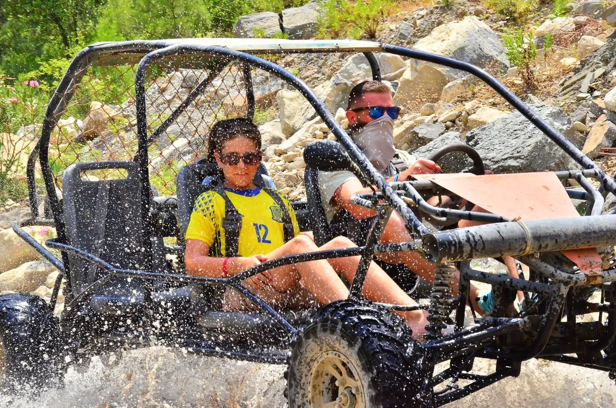 Buggy safari aracında birlikte tura katılan aile