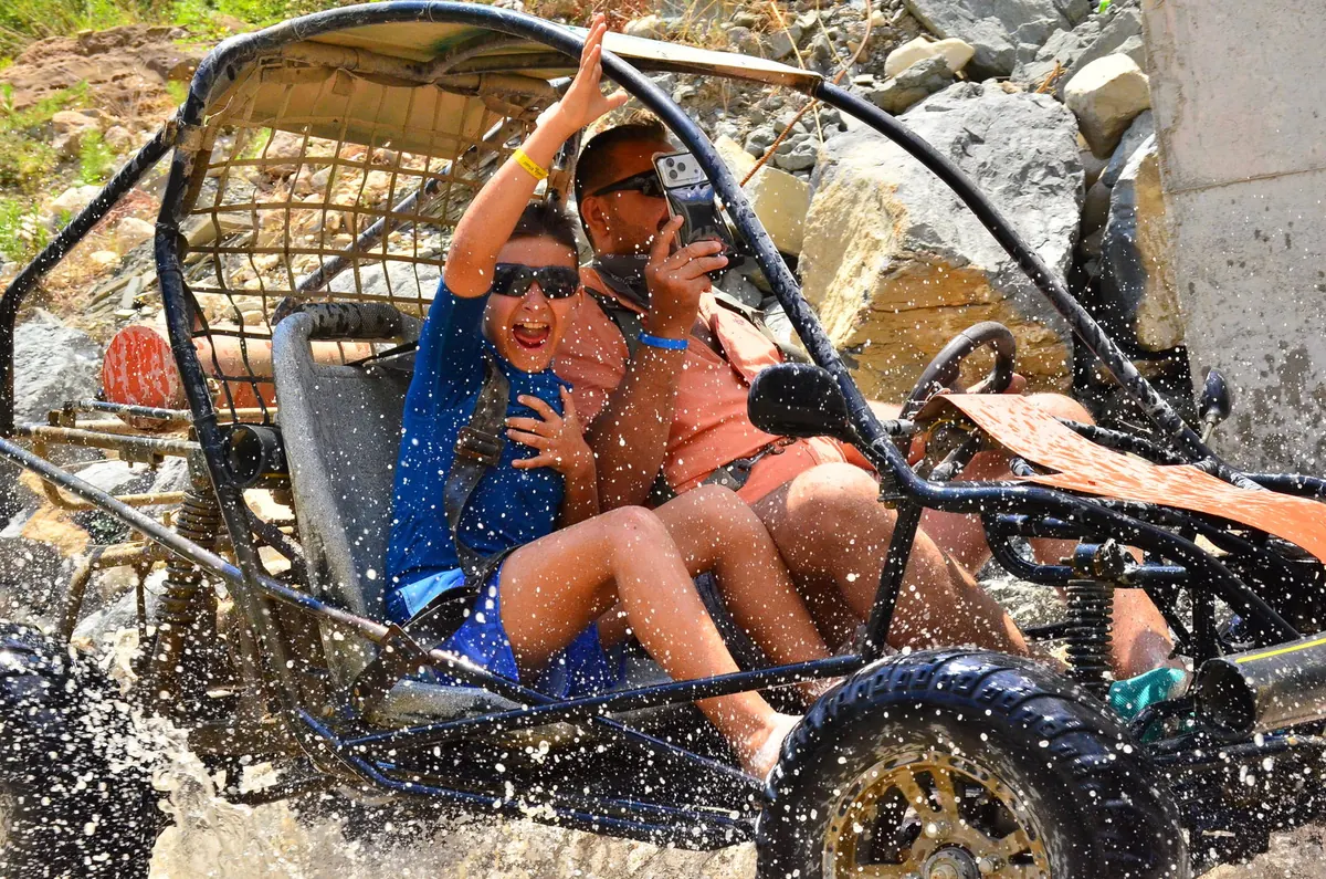 Buggy safari sulu parkurunda birlikte ilerleyen iki misafir