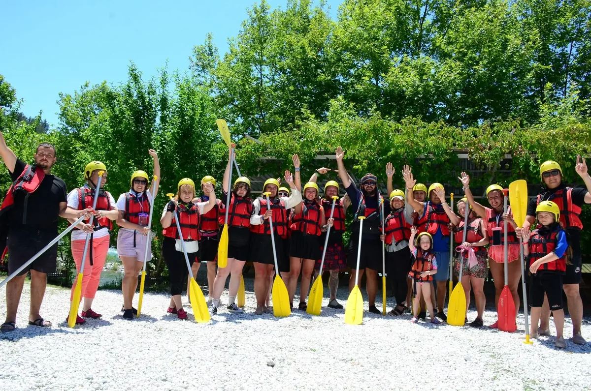Rafting öncesi ekipmanlarıyla hazır bekleyen tur grubu