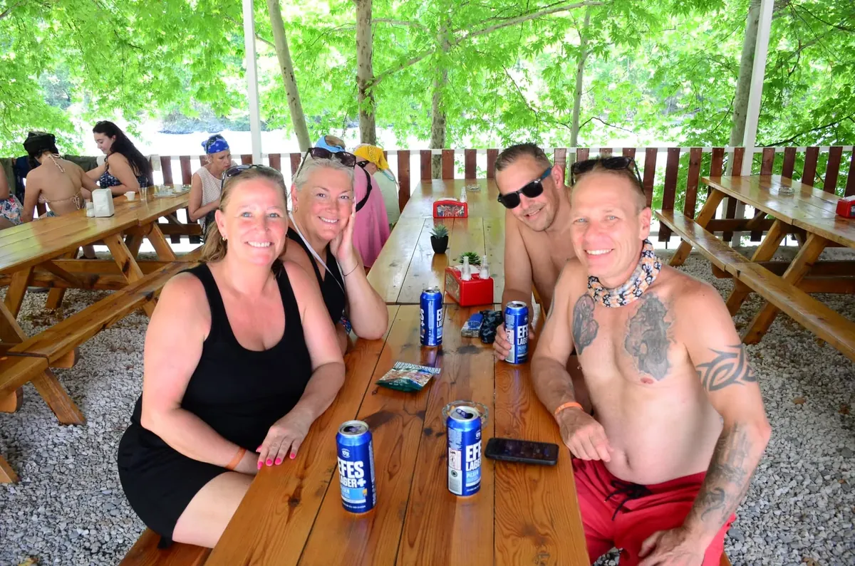 Combo Tur öğle molasında dinlenen misafirler