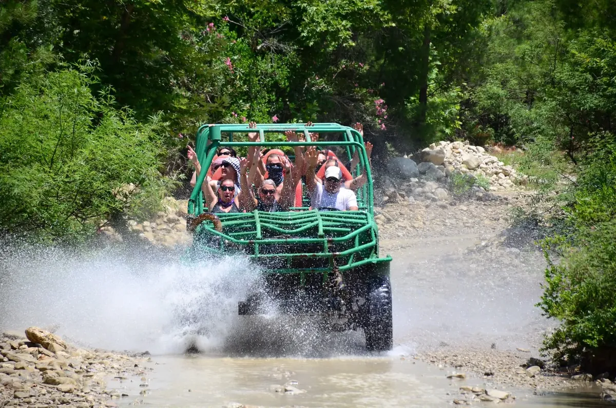 Monster truck ile sulu parkurdan geçen tur grubu