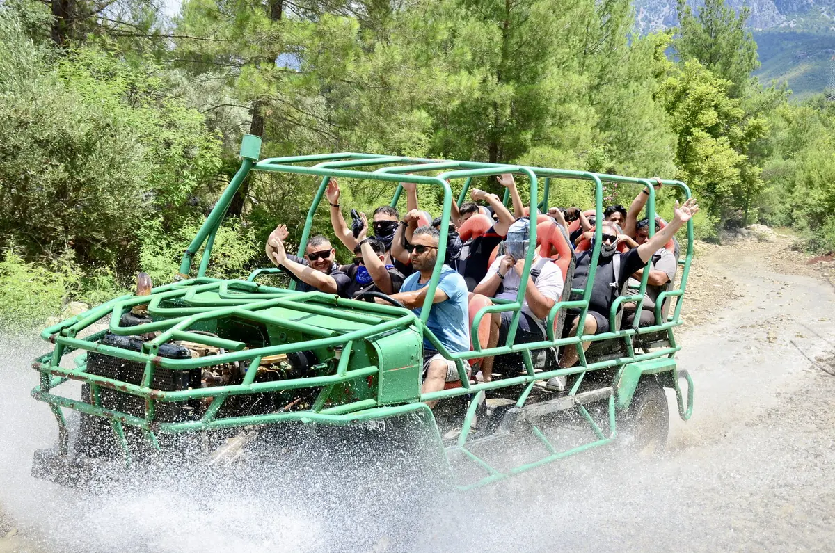 Kalabalık misafir grubunun monster truck parkurundaki turu