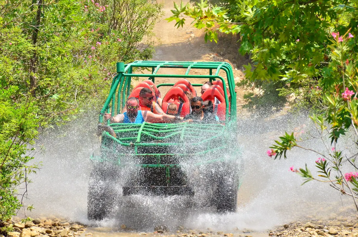 Monster truck aracının sulu parkurdan geçtiği an