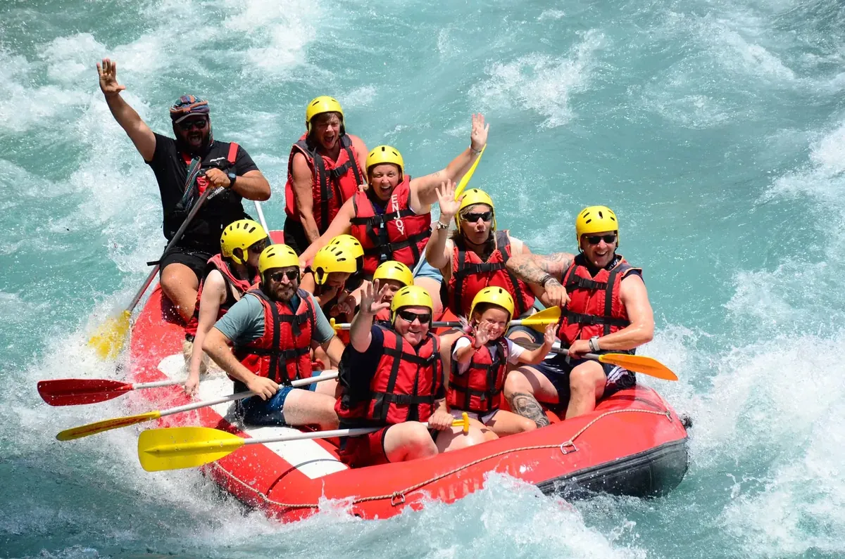 Köprülü Kanyon Combo Tur rafting ekibi akıntıda ilerlerken