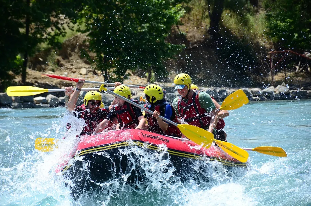 Tam parkur rafting sırasında dalgalarla eğlenen grup