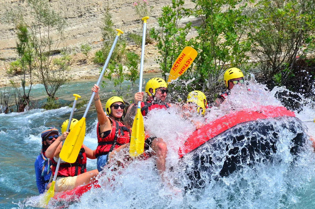 Köprülü Kanyon rafting parkurunda dalgaların arasından geçen tur grubu