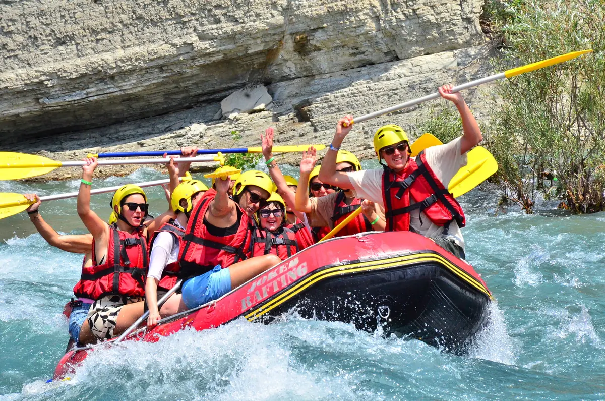 Köprülü Kanyon tam parkur rafting deneyimi yaşayan grup