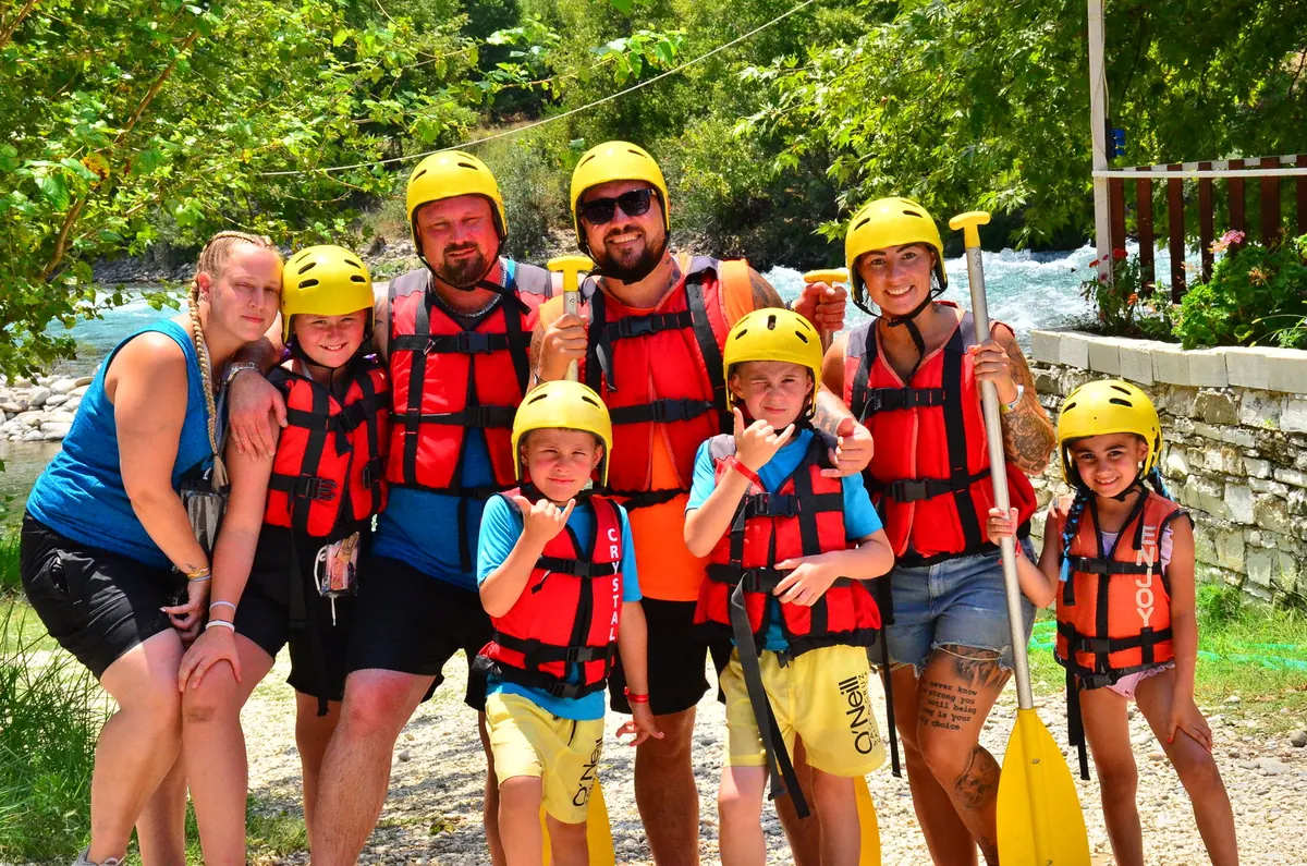 Köprülü Kanyon rafting turuna katılan aile ve arkadaş grubu ekipmanlarıyla birlikte