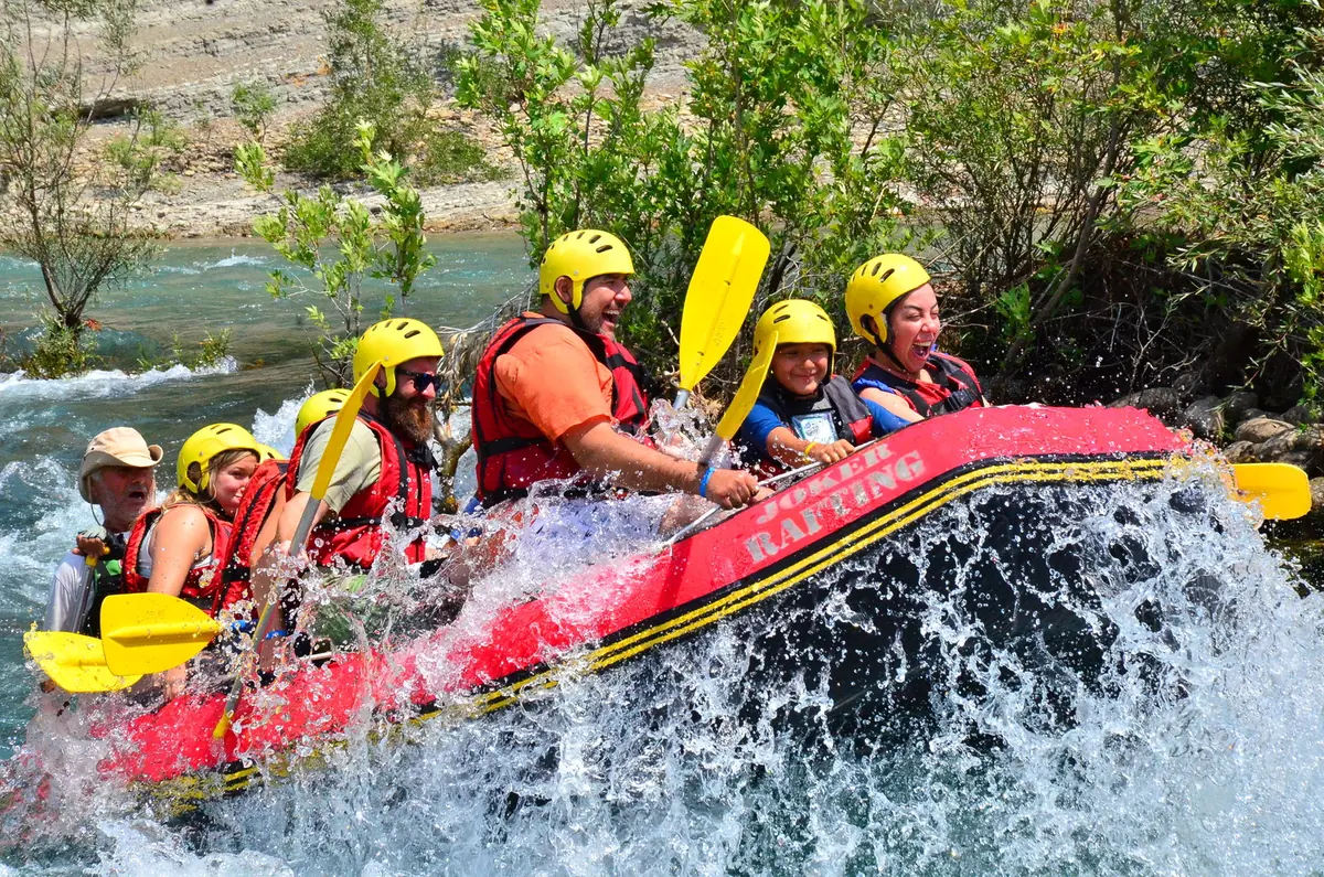 Rafting botunun dalgalar arasından geçtiği aksiyon anı