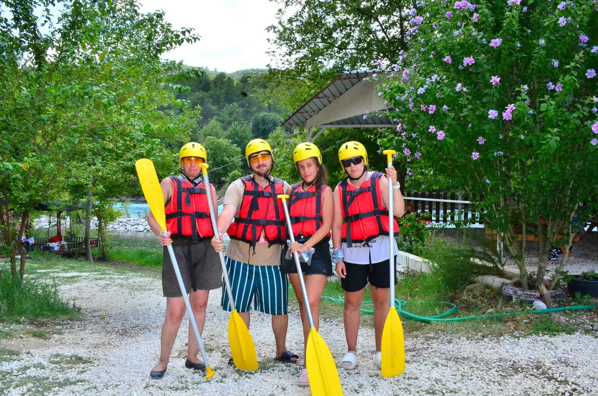 Rafting öncesinde kask, can yeleği ve kürekleriyle hazır olan misafir grubu