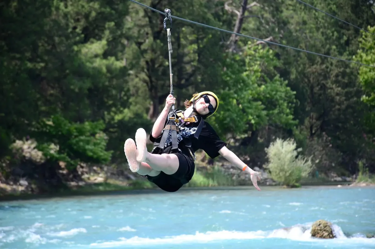 Köprülü Kanyon üzerinde zipline yapan misafir