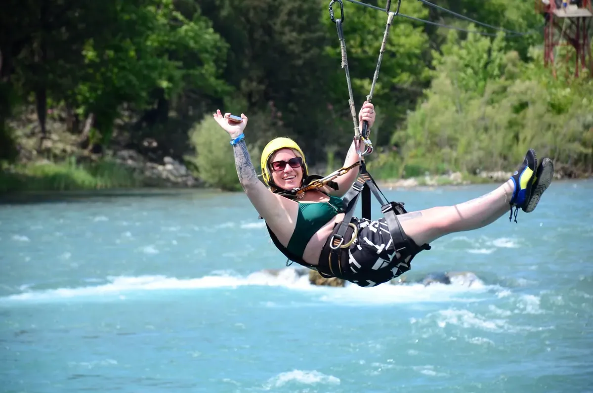 Nehir üzerinde zipline deneyimi yaşayan misafir