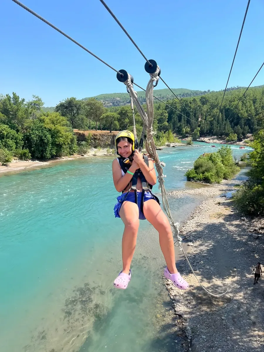 Turkuaz nehir manzarasında yüksek zipline