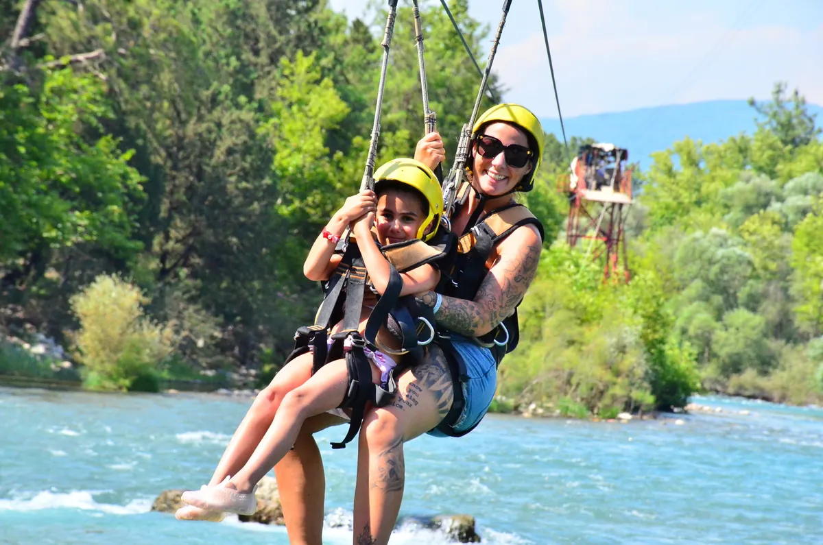 Nehir üzerinde tandem zipline yapan iki misafir