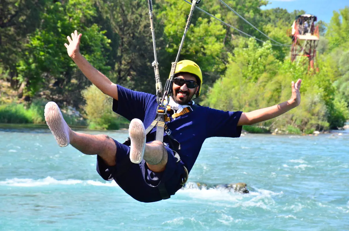 Köprülü Kanyon nehri üzerinde zipline yapan misafir