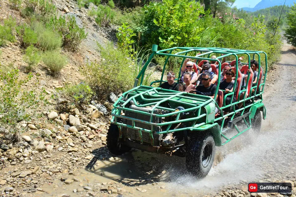 Antalya turunda arazi safari deneyimi yaşayan misafirler